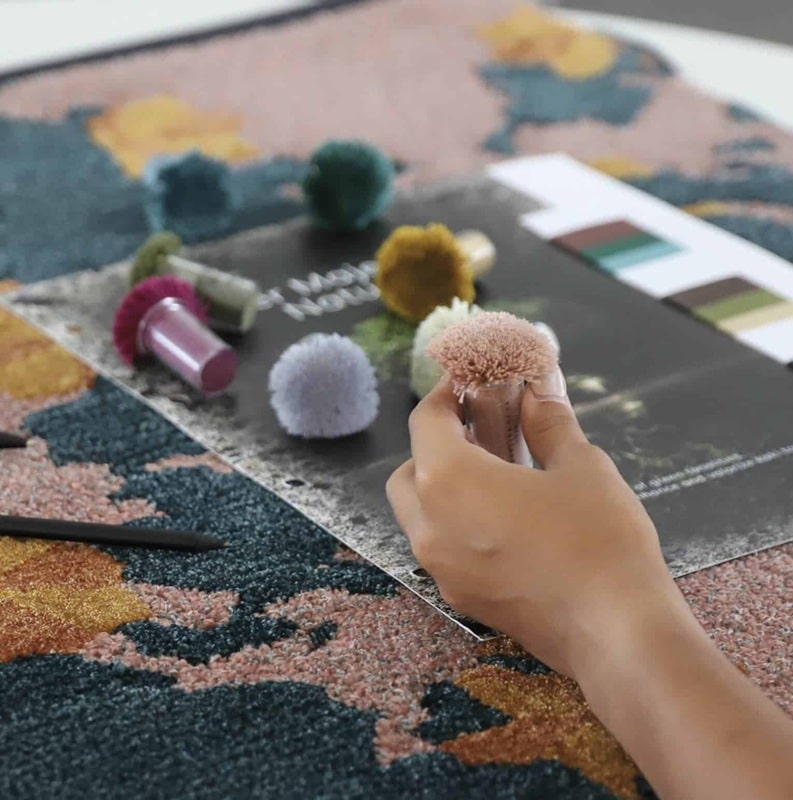 Công đoạn chuẩn bị lựa chọn len để dệt thảm theo yêu cầu